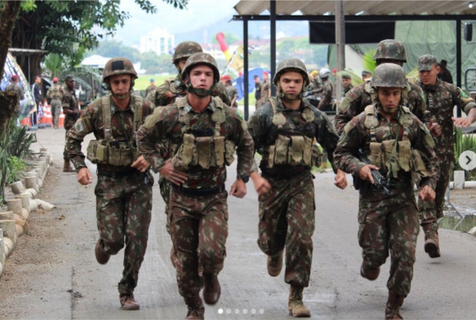 Comandante do Exército pede a militares cautela com redes sociais